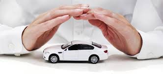 Maket araç üzerinde koruyucu eller — trafik sigortası ve güvence